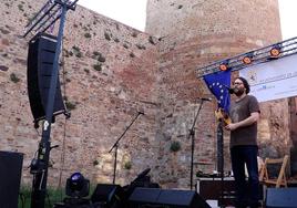 Rodrigo Martínez, de Rodrigo Tarna, ofrece un concierto en la avenida de los Cubos con motivo del Día de Europa.