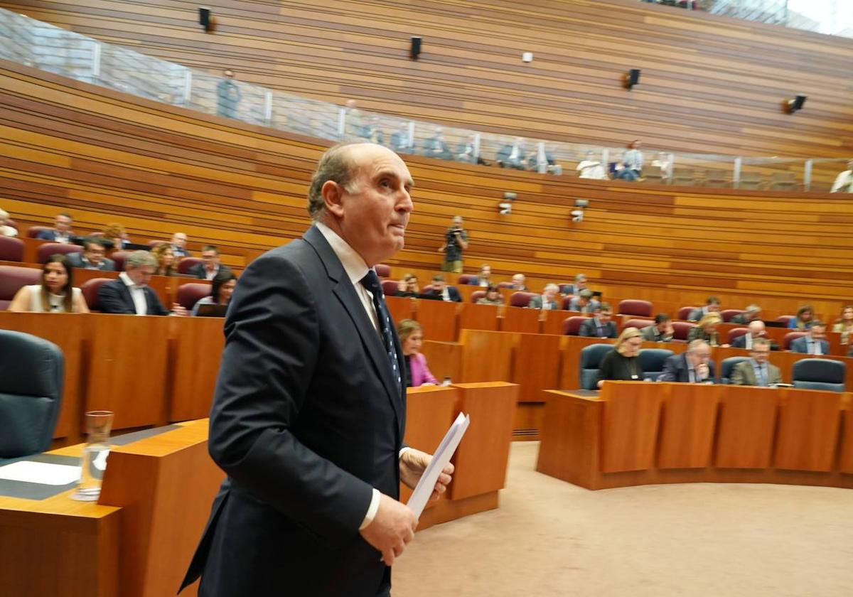 El procurador asiste al pleno celebrado en las Cortes de Castilla y León.