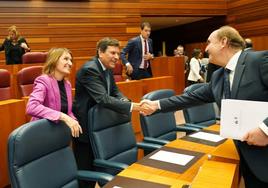 Tomás Quintana, procurador del común, saluda a los consejeros de Hacienda y de Educación.