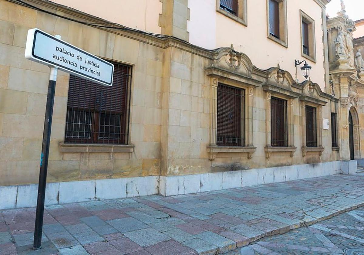 Fachada principal de la Audiencia Provincial de León.