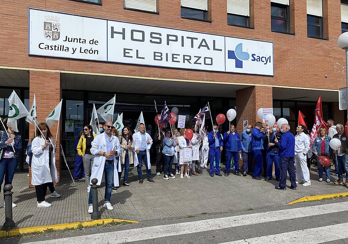 Concentración a las puertas del Hospital El Bierzo.