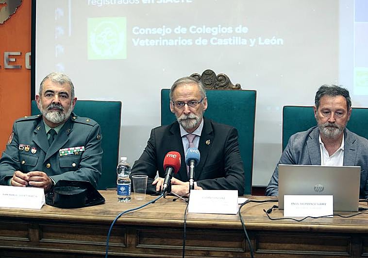 El presidente del Consejo de Colegios Veterinarios de Castilla y León, Luciano Díez Díez, presenta la aplicación 'DataPets Castilla y León' acompañado por el Jefe de Proyecto en Cestel, Ángel Talamanca y el comandante del Seprona, Juan Manuel Vicente