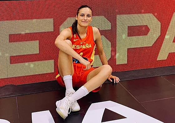 Ángela Salvadores con la camiseta de la Selección Española.