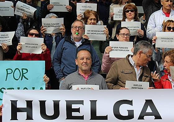 Un centenar de funcionarios de justicia se han manifestado frente a los juzgados de León.
