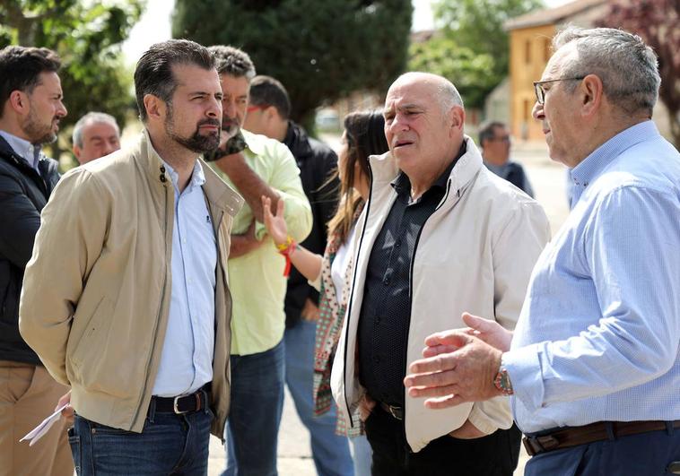 El secretario general del PSOECyL, Luis Tudanca, visita la localidad leonesas de El Burgo Ranero.