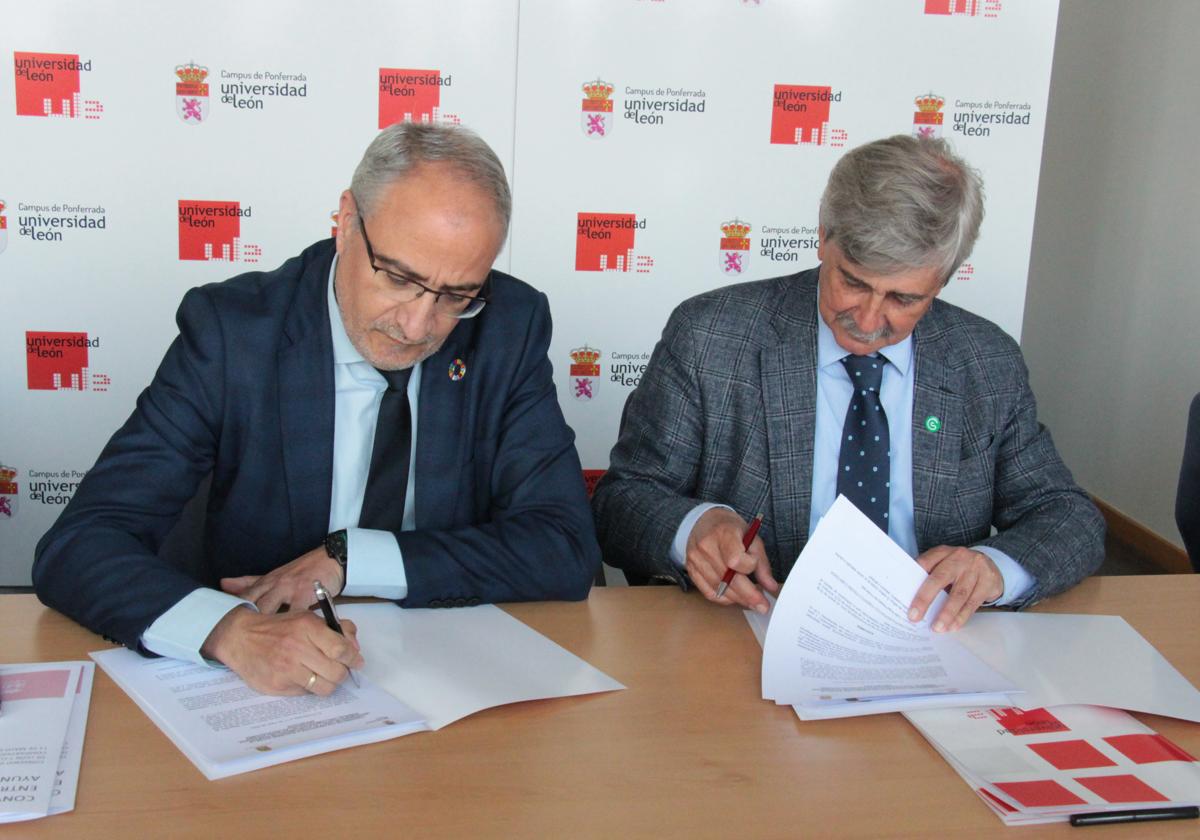 El alcalde de Ponferrada y el rector de la ULE, en la firma del acuerdo.