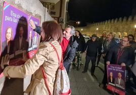 Nael Santos y Carmen Franganillo, este viernes, durante la pegada de carteles en el inicio de la campaña electoral.