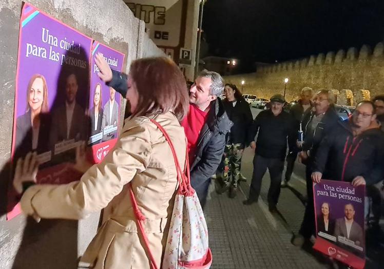 Los líderes de Podemos-IU, durante la pegada de carteles de este viernes en León capital.