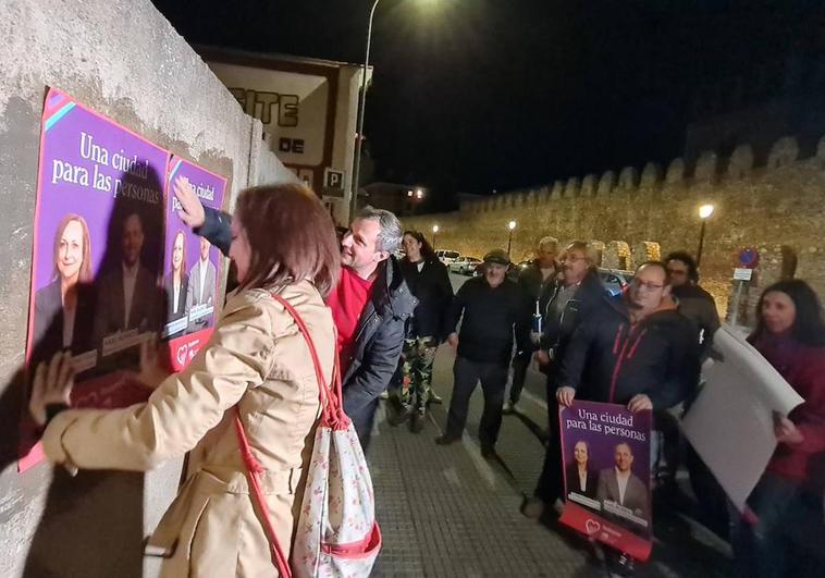 Nael Santos y Carmen Franganillo, este viernes, durante la pegada de carteles en el inicio de la campaña electoral.