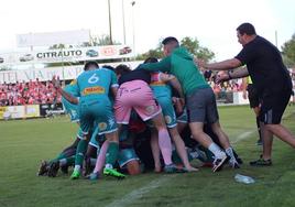 Un instante del encuentro de semifinales del playoff de ascenso entre el Atlético Astortga y el Atlético Tordesillas.