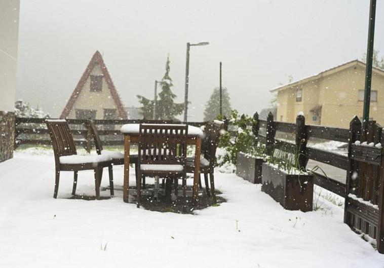 La nieve sorprende y ha regresado a León este viernes.