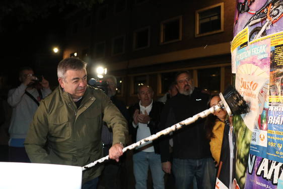 Justo Fernández pega los carteles de la campaña