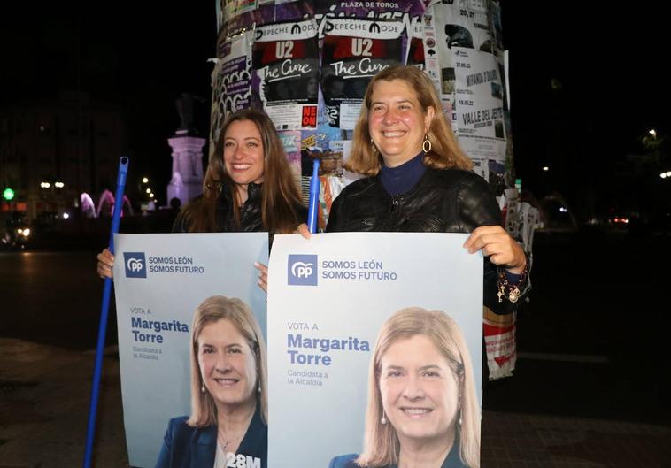 Margarita Torre, acompañada de varioas miembros del PP local, comenzó su carrera a la alcaldía leonesa en la plaza de Guzmán.