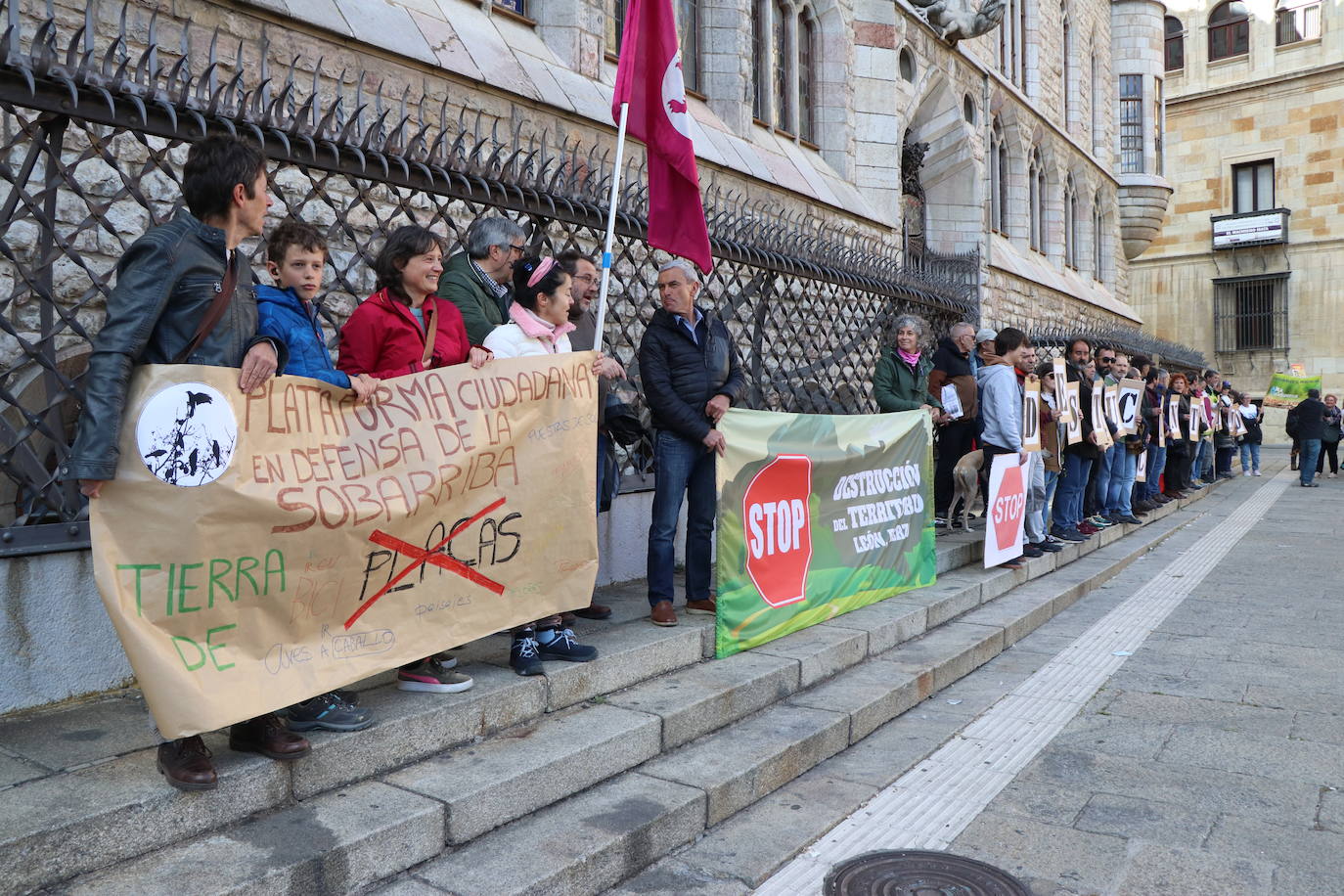 La Coordinadora en Defensa del Territorio se manifiesta en la plaza de Botines