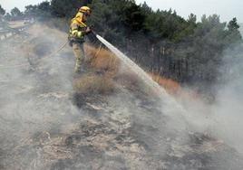 Un efectivo sofoca un incendio en una imagen de archivo