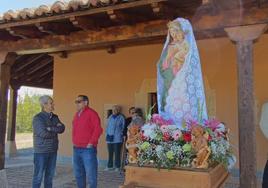 La Virgen de Villasfrías frente a la ermita esperando la llegada de los pendones de los pueblos de Vegas y Villanueva del Condado para iniciar la romería.