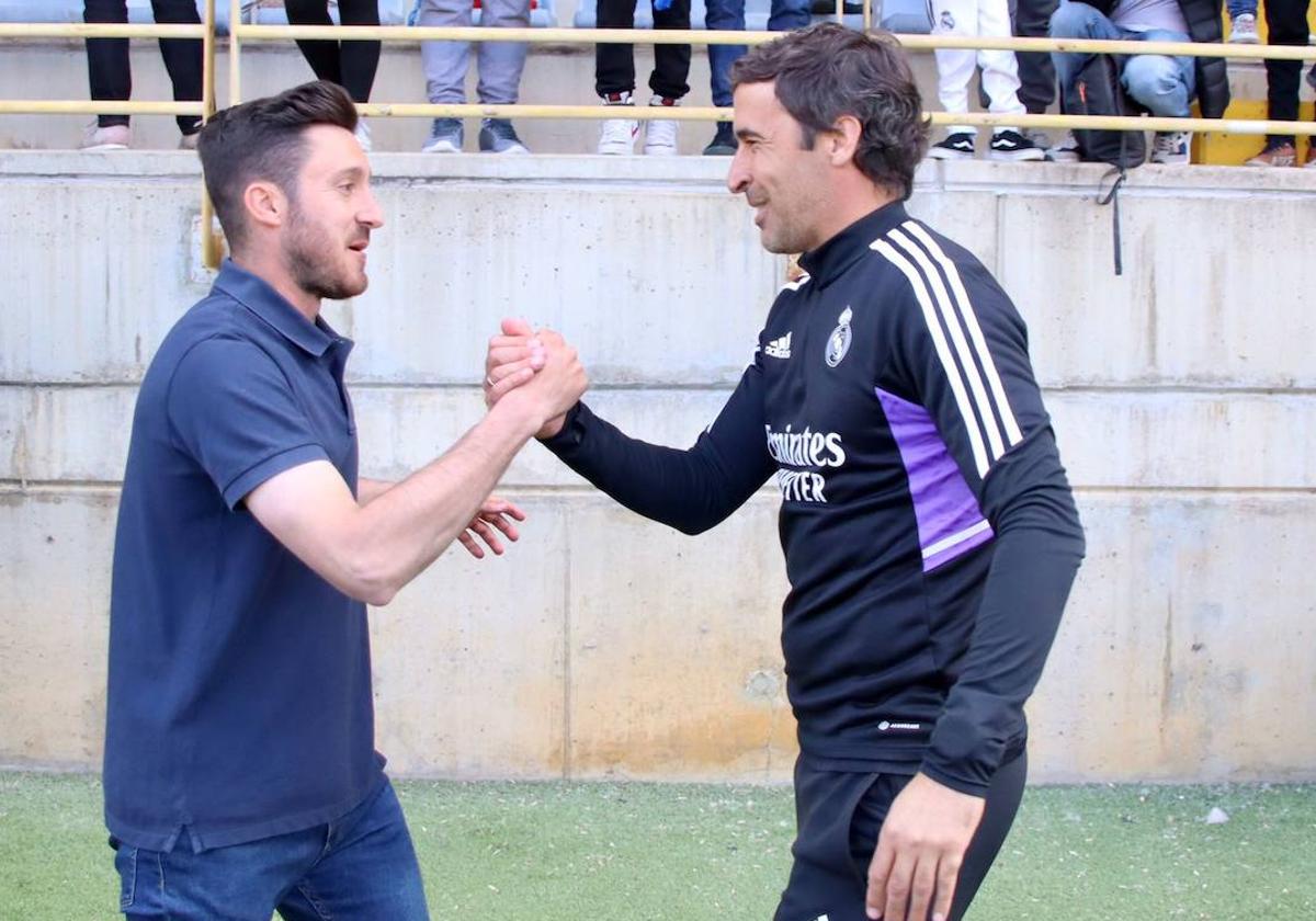 Isra Martínez se saluda con Raúl González Blanco, entrenador del Real Madrid Castilla.