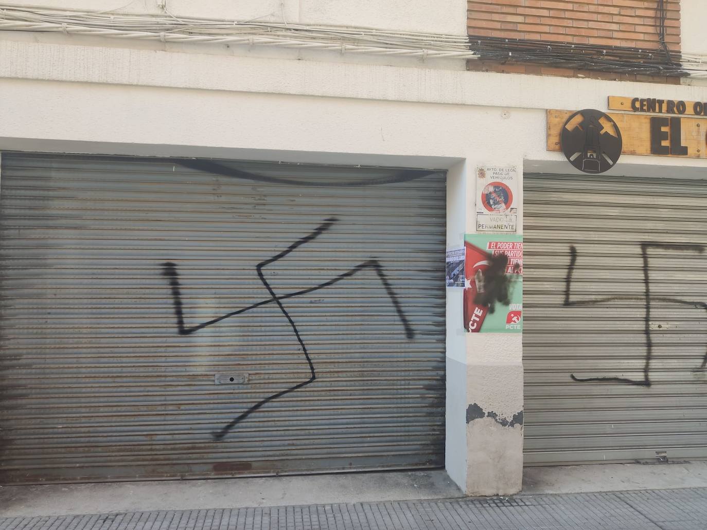 Imagen secundaria 1 - Pintadas en el Centro Obrero y Popular «El Candil» y barrio de El Ejido.