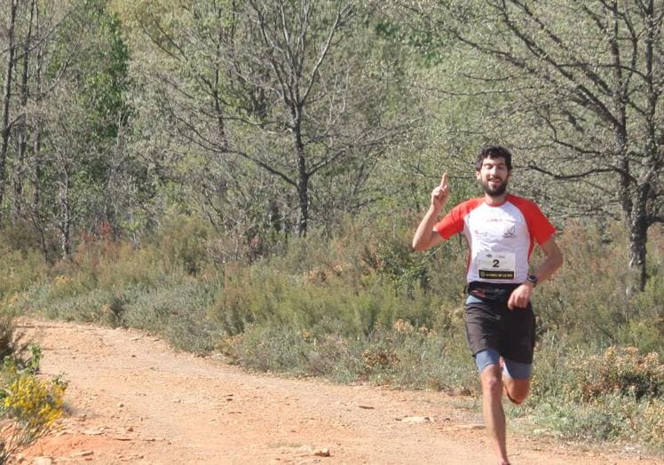 Imagen principal - Arriba, Raúl González; en el medio, corredores durante la prueba; abajo, podio masculino