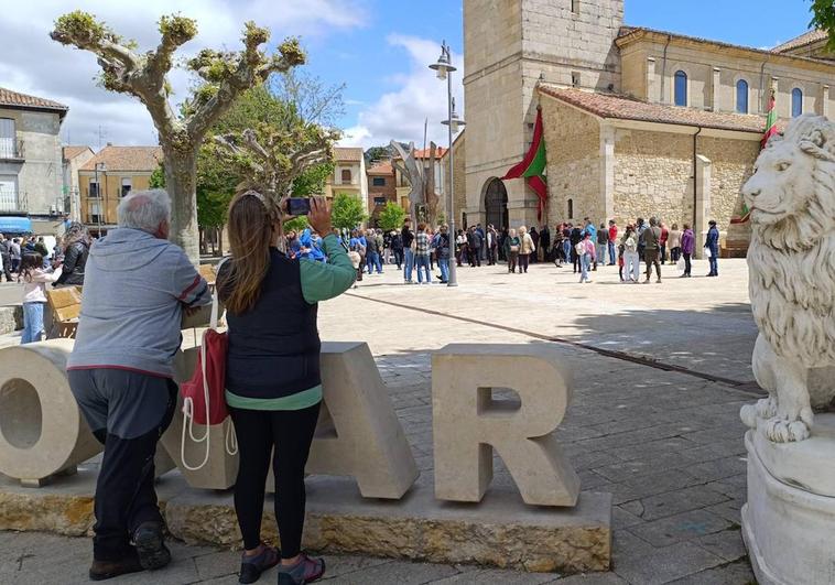 Los vecinos de Boñar junto a la iglesia de la localidad.