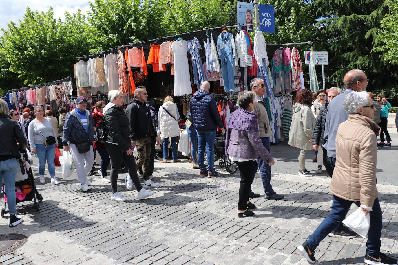 La campaña electoral llega al rastro