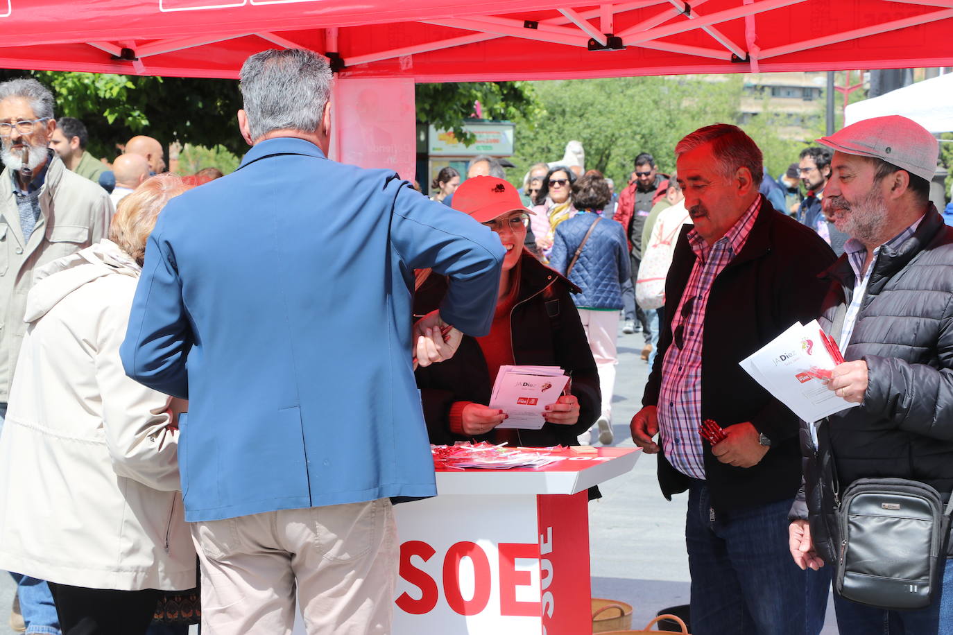 La campaña electoral llega al rastro