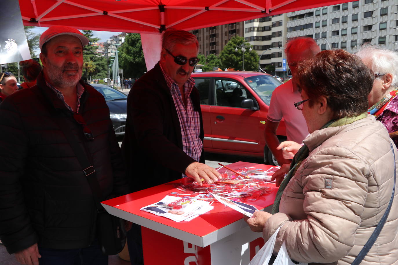 La campaña electoral llega al rastro