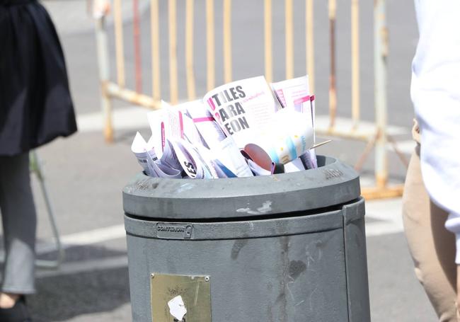 Una papelera a rebosar de publicidad electoral.