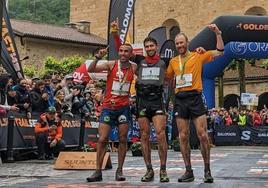 Manuel Merillas, en el centro de la imagen, junto al segundo y tercer clasificado en la Zegama-Aizkorri.