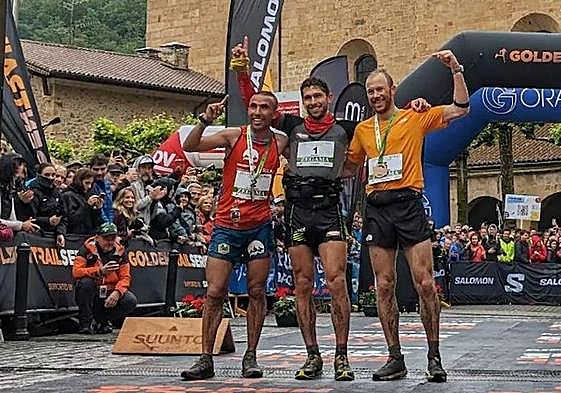 Manuel Merillas, en el centro de la imagen, junto al segundo y tercer clasificado en la Zegama-Aizkorri.
