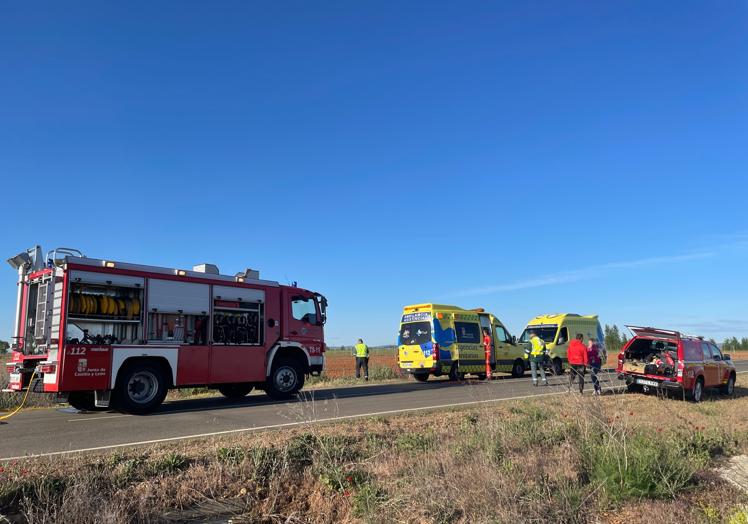 Imagen principal - Intervención de Bomberos de León en el lugar del suceso.