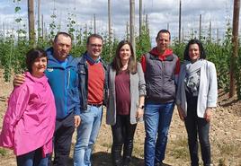 Visita de la candidata Sara Fenández junto al procurador de las Cortes Ricardo Gavilanes a una explotación lupulera en Quintanilla de Sollamas.