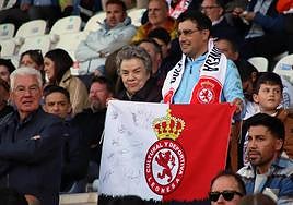 Aficionados culturalistas en la grada del Reino de León.