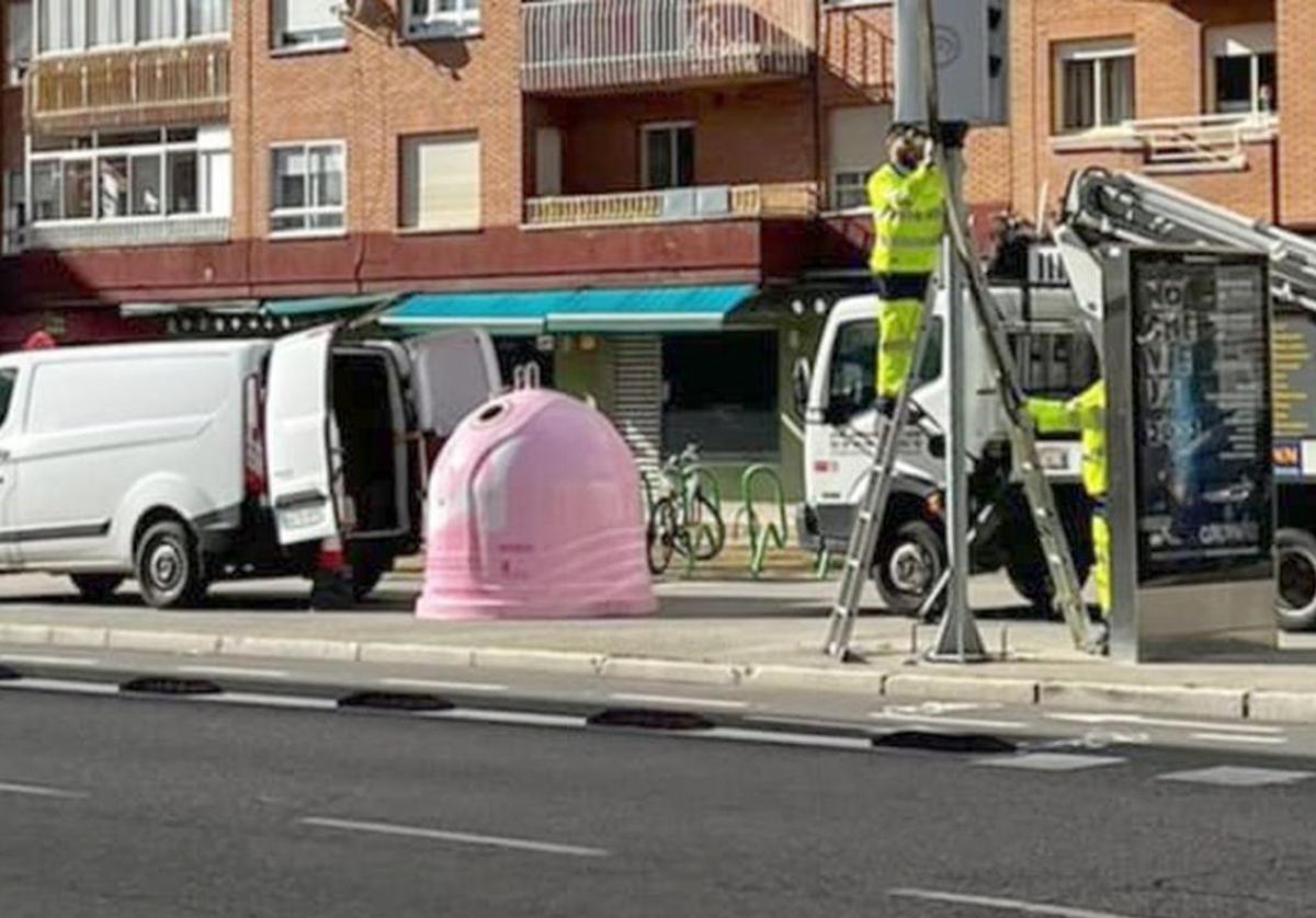 Imagen de archivo de la instalación de un radar en la ciudad de León.