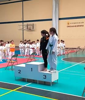 Imagen secundaria 2 - Más de 200 karatecas participan en el Provincial de Edades de León