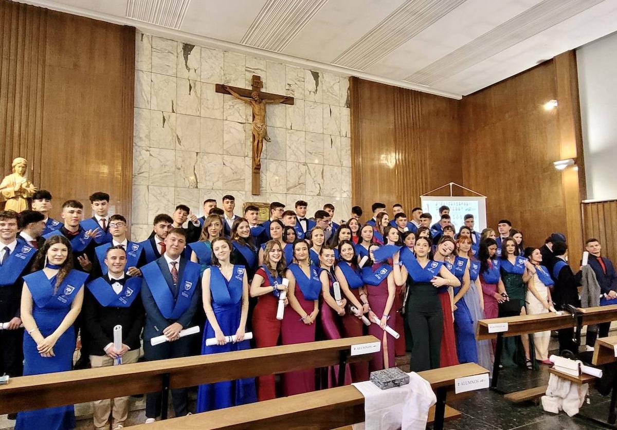 Cerca de 70 alumnos del Virgen Blanca se gradúan de Bachillerato.