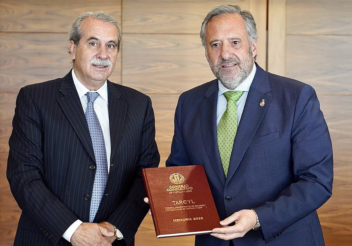 El presidente del Consejo Consultivo, Agustín S. de Vega, entrega al presidente de las Cortes de Castilla y León, Carlos Pollán, la memoria correspondiente al año 2022