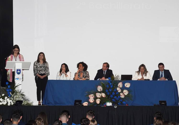 Imagen principal - La promoción 2022-2023 se gradúa en Bachillerato en el Colegio Virgen Blanca- Fundación Educere