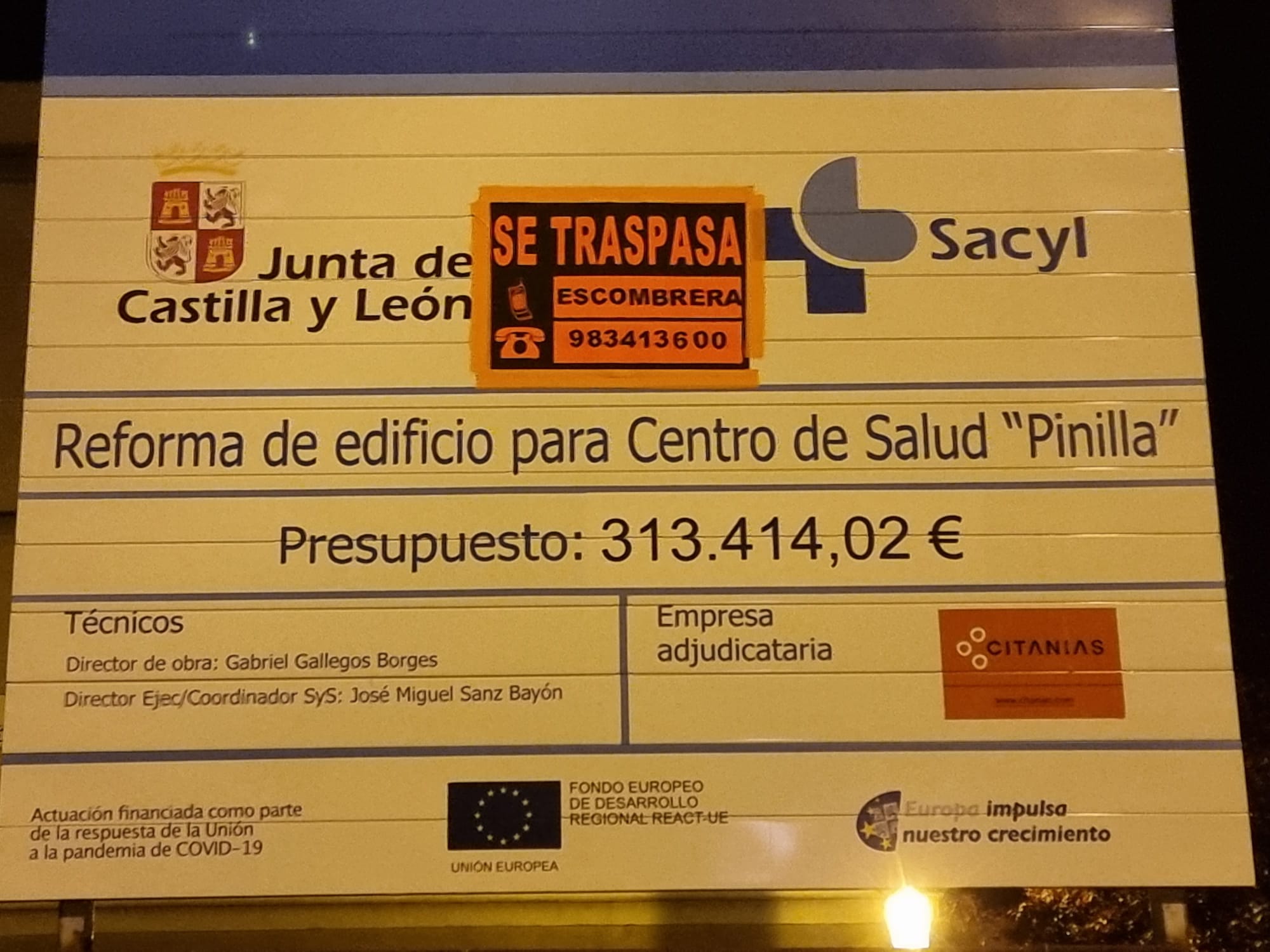 Cartel frente al Centro de Salud