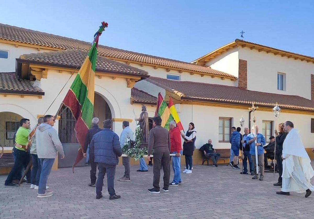 Como cada año los vecinos de Villar de Mazarife honran a San Isidro.