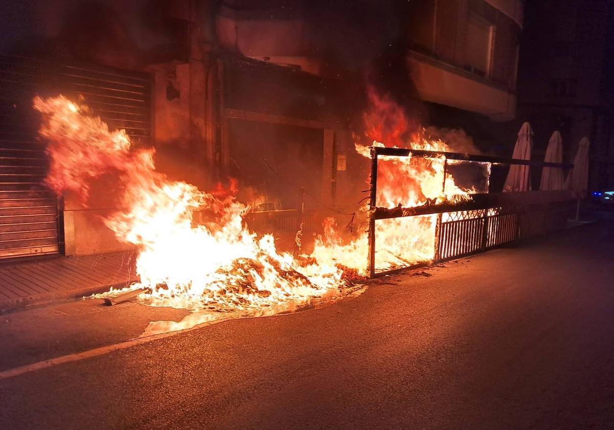 Las llamas brotan en uno de los incendios de las calles de Ponferrada.