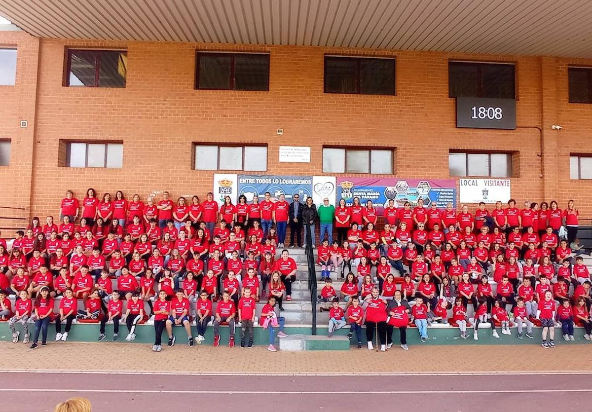 Jóvenes participantes de las Escuelas Deportivas Municipales en Santa María del Páramo.