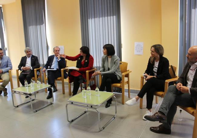 Mesa redonda junto a la ministra de Ciencia.