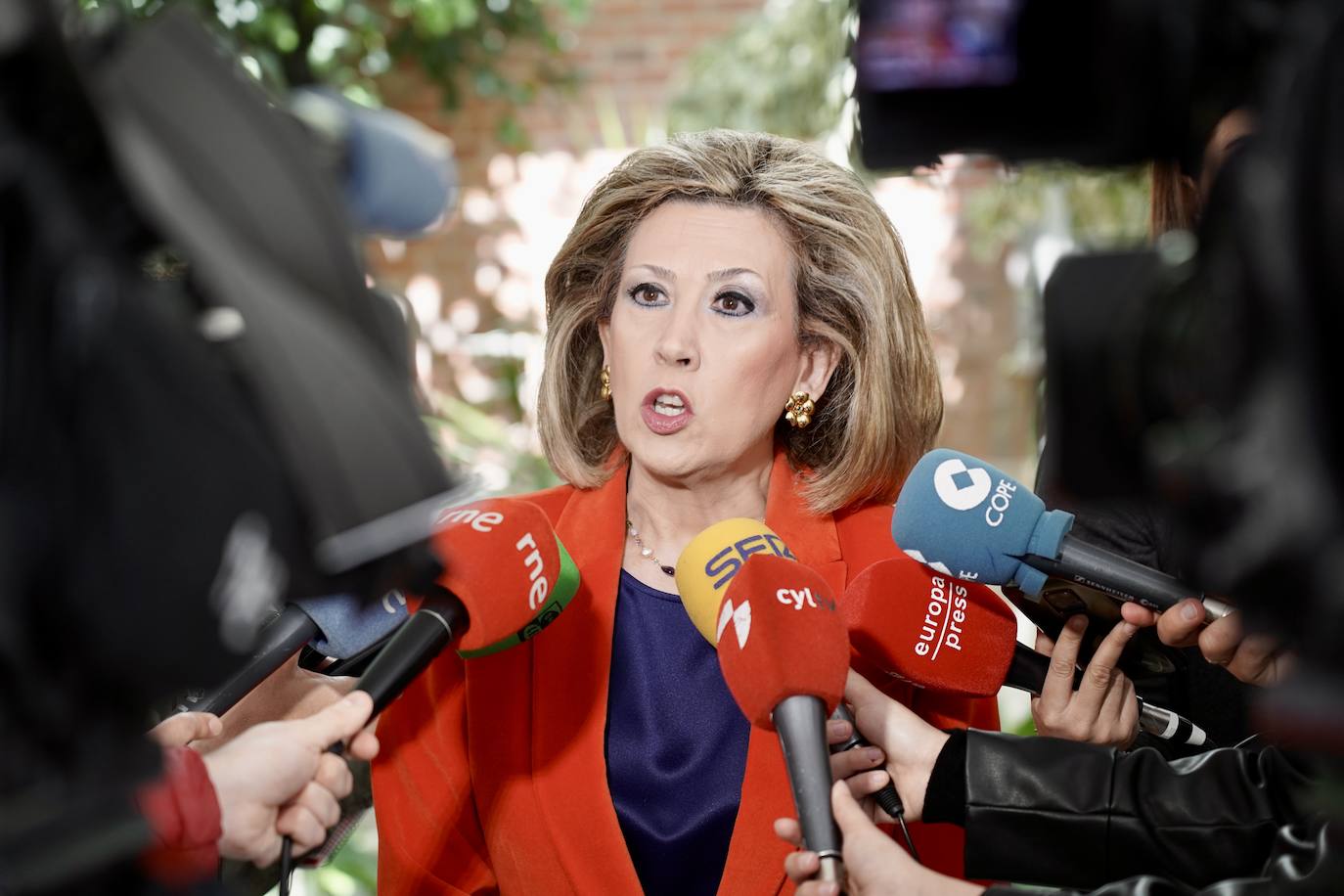 La gerente de Sacyl, Violeta Martínez Pindado, informa del acuerdo firmado con los sindicatos CSIF, CCOO y UGT