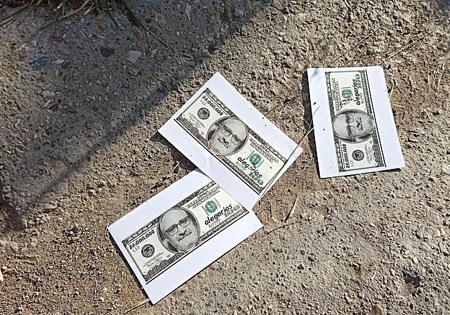Billetes con la cara del alcalde en Fuentesnuevas.