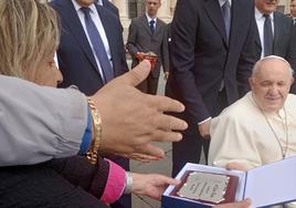 El Papa Francisco con la secretaria de la asociación de voluntarios de protección civil El Refugio.