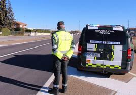 Imagen de archivo de un control de la Guardia Civil en la provincia de León.