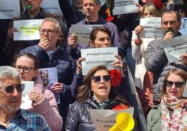 Concentración de los funcionarios a la puerta de los Juzgados de León.