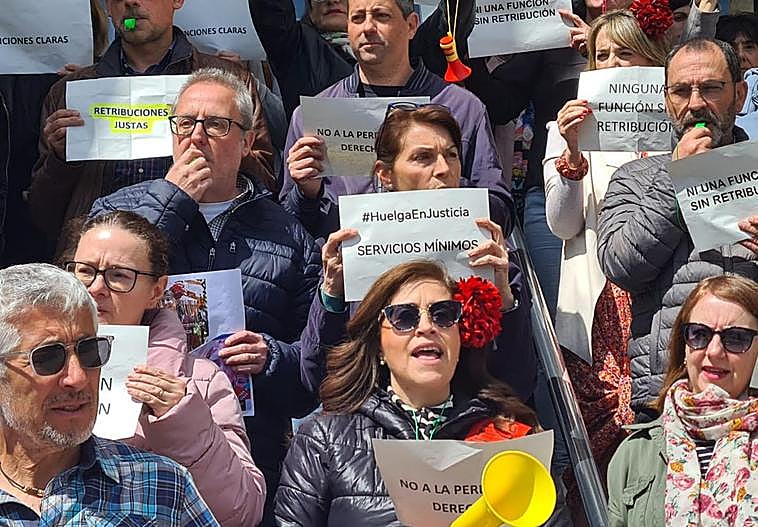 Concentración de los funcionarios a la puerta de los Juzgados de León.