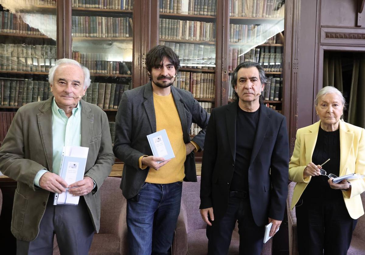 Presentación del libro 'Días sin escuela' De Francisco Umbral que permanecía prácticamente inédito hasta ahora. Lo acaba de reeditar el instituto Leones de Cultura. En la imagen de (I a D), el poeta jorge Urrutia el coordinador del instituto Leones, Emilio Carcedo, el periodista Angel Antonio herrera y María España, viuda de Umbral.